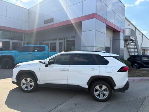 Used 2019 Toyota RAV4 XLE FWD image 9