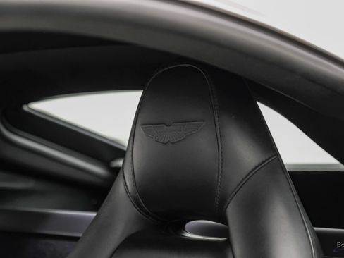 Used 2022 Aston Martin V8 Vantage Coupe RWD image 45