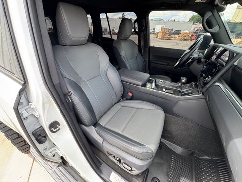 Used 2025 Lexus GX 550 w/ Accessory Package (2T) AWD/4WD image 8