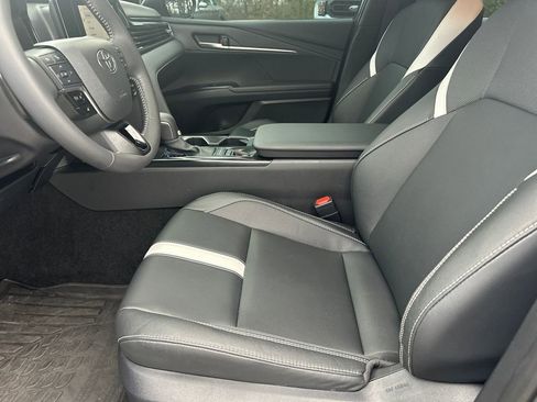 Used 2025 Toyota Camry SE image 17