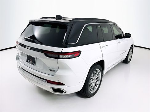 Used 2025 Jeep Grand Cherokee Summit w/ Luxury Tech Group V image 8