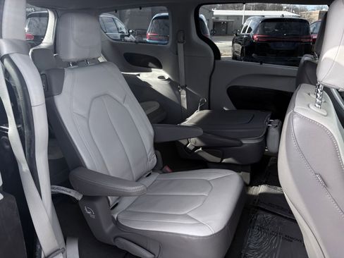 Used 2019 Chrysler Pacifica Touring-L w/ Premium Audio Group image 22