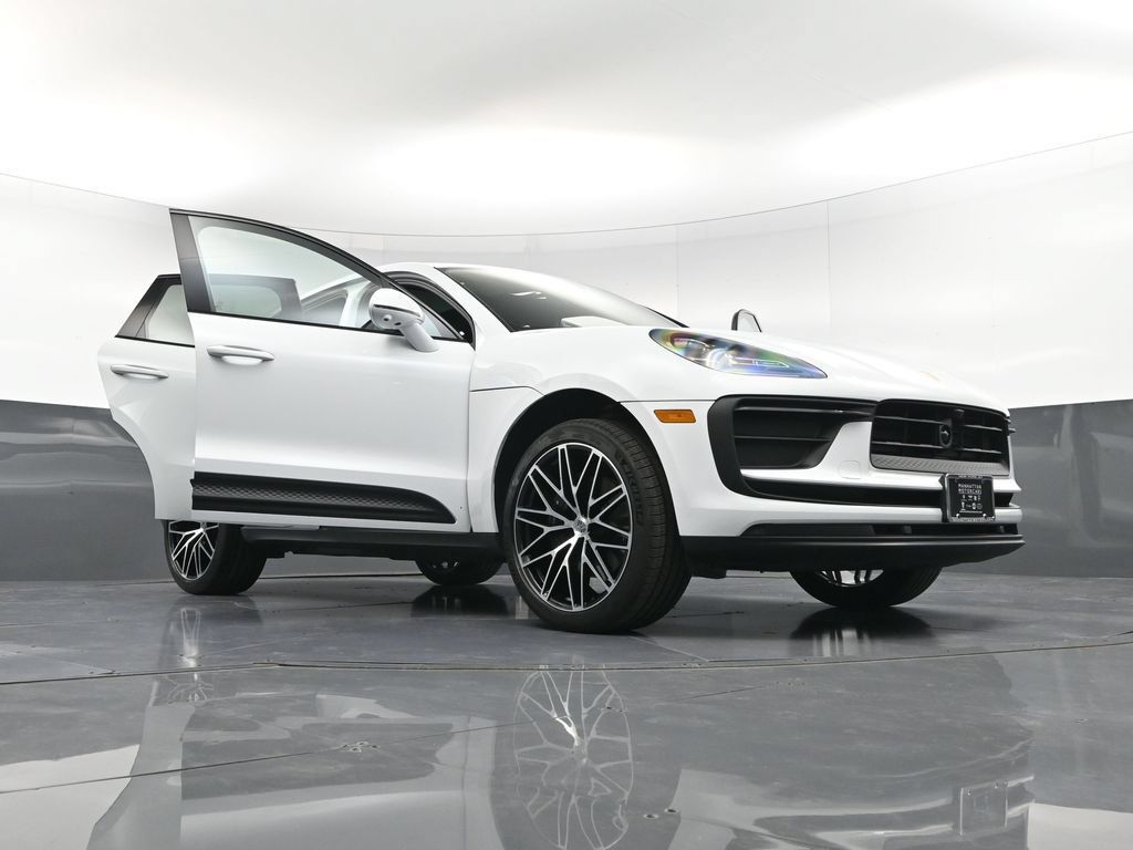 Certified 2026 Porsche Macan AWD/4WD image 36