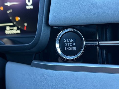 New 2025 Mitsubishi Outlander SE image 23