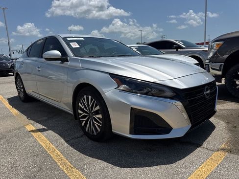 Used 2023 Nissan Altima 2.5 SV w/ SV Premium Package FWD image 3