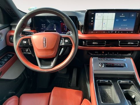 Used 2025 Lincoln Aviator Reserve w/ Luxury Package AWD/4WD image 10