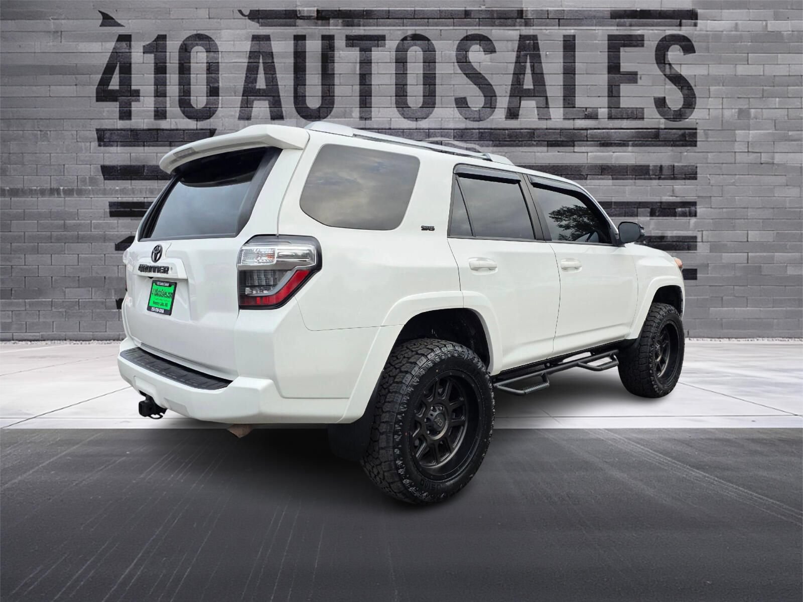 Used 2018 Toyota 4Runner SR5 AWD/4WD image 3