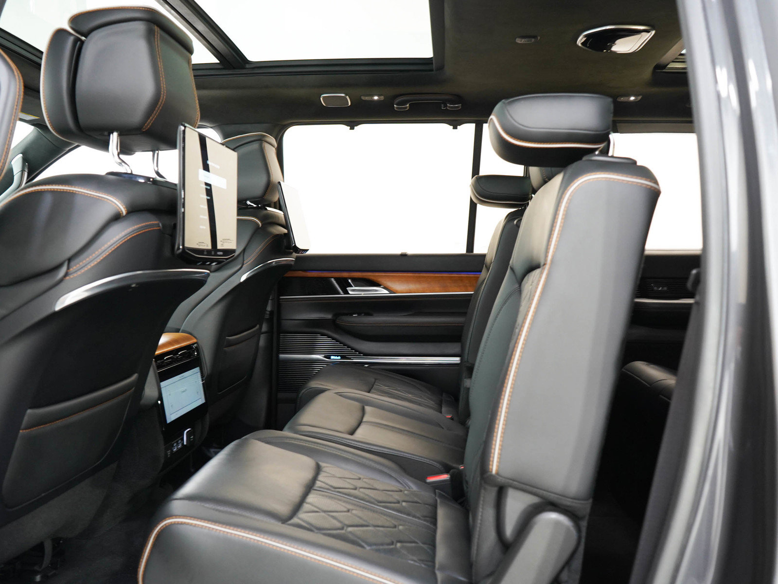 Used 2022 Jeep Grand Wagoneer Series III w/ Rear-Seat Entertainment Group AWD/4WD image 16