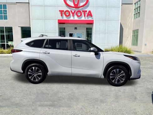 Certified 2023 Toyota Highlander XLE image 9