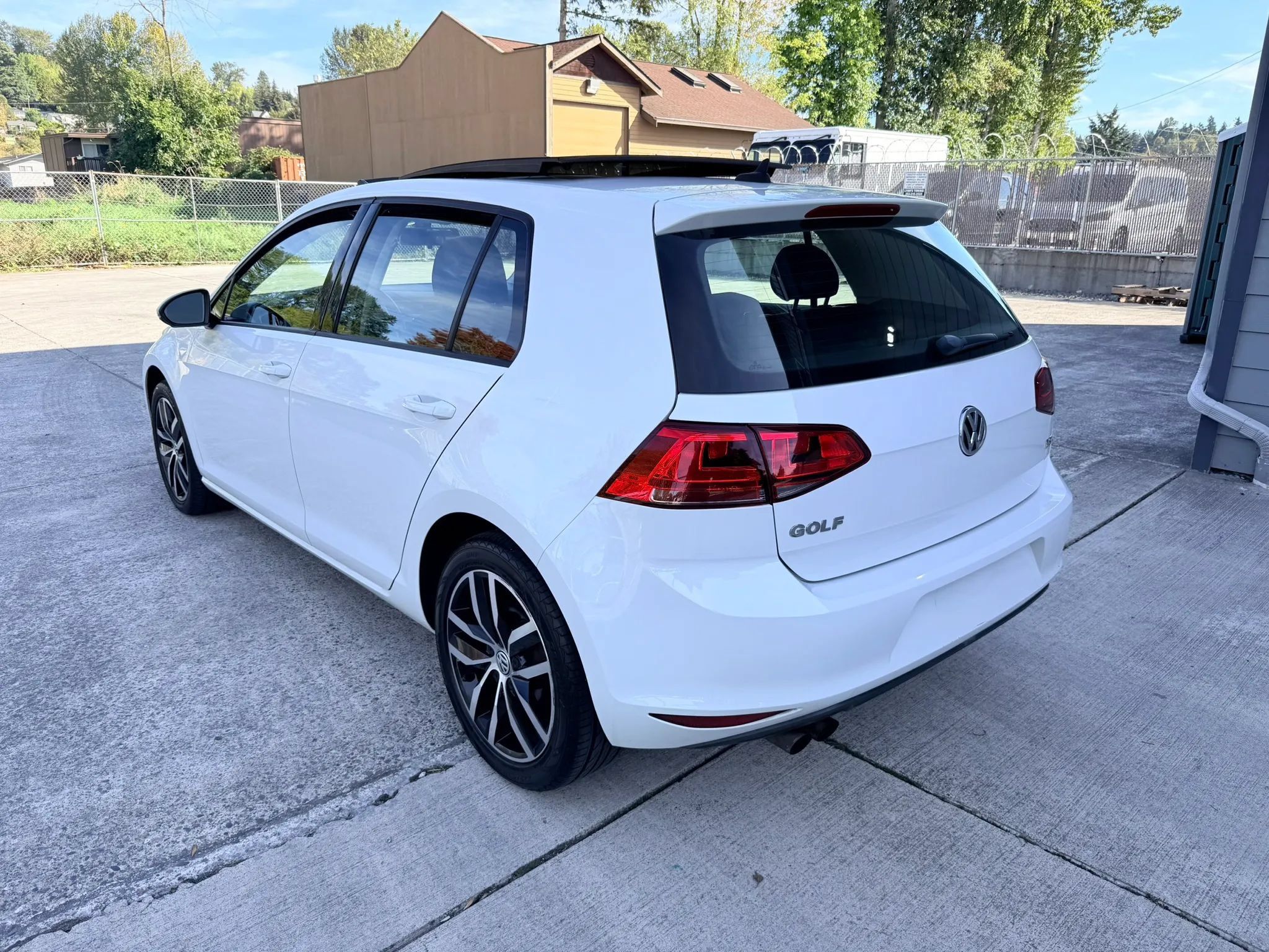 Used 2015 Volkswagen Golf SE FWD image 3