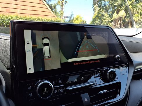Used 2023 Toyota Highlander Limited FWD image 8