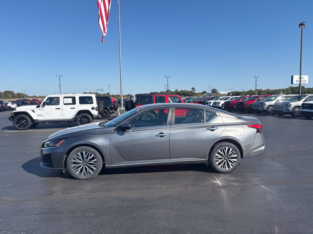 Used 2023 Nissan Altima 2.5 SV w/ SV Premium Package AWD/4WD image 3