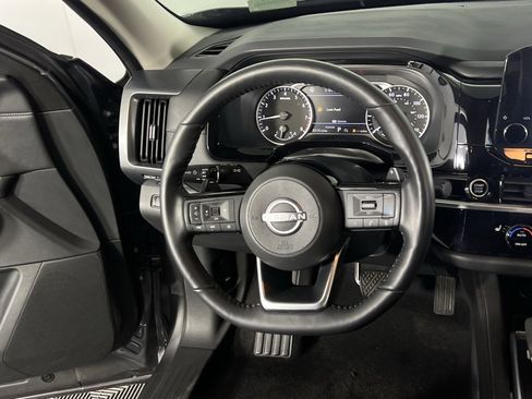 Used 2024 Nissan Pathfinder SL w/ Black Appearance Package image 14