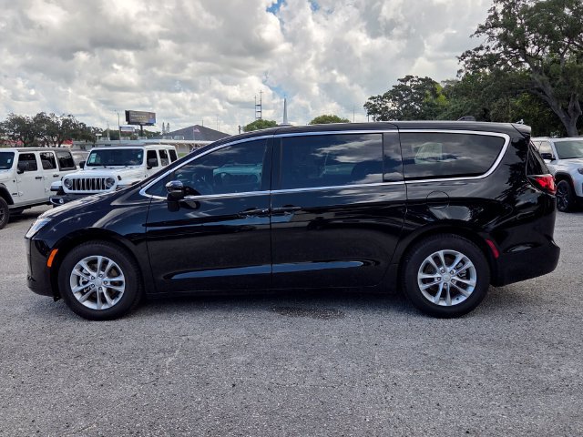 New 2027 Chrysler Pacifica Select FWD image 5
