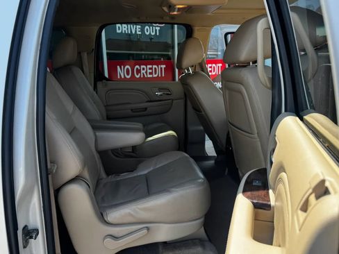 Used 2011 Cadillac Escalade ESV Luxury AWD/4WD image 18