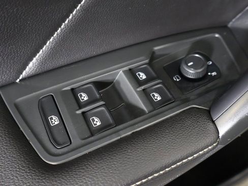 Used 2024 Volkswagen Tiguan SE w/ Panoramic Sunroof Package image 40