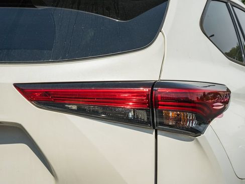 Used 2021 Toyota Highlander XSE AWD/4WD image 6