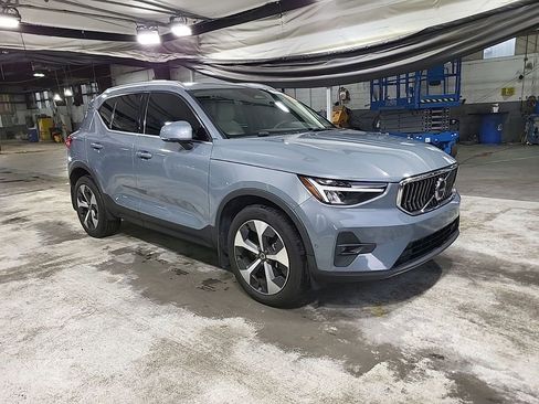 Used 2023 Volvo XC40 B5 Plus w/ Driver Assist Package AWD/4WD image 3