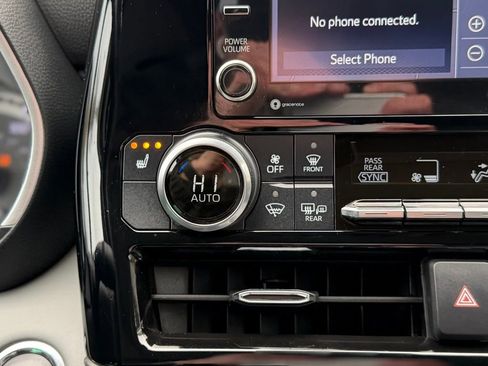 Used 2022 Toyota Highlander XLE image 18