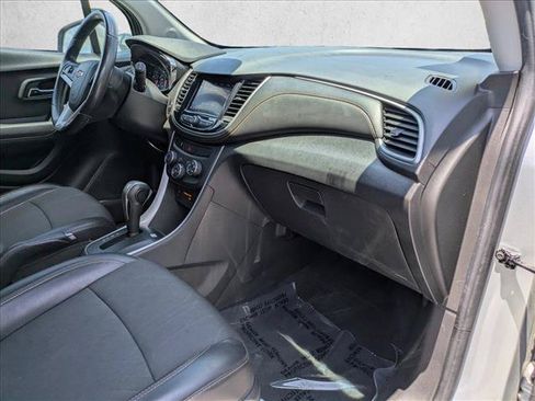 Used 2020 Chevrolet Trax LT w/ LT Convenience Package FWD image 25