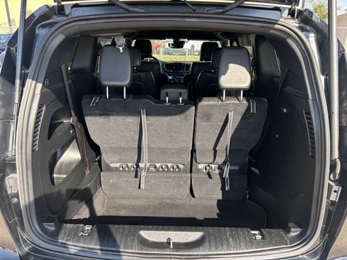 Used 2025 Chrysler Pacifica Select image 34