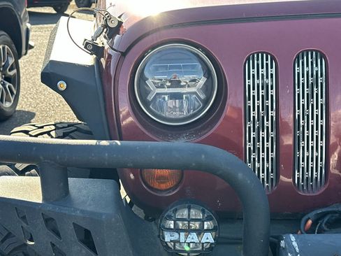 Used 2010 Jeep Wrangler Unlimited Sahara AWD/4WD image 8