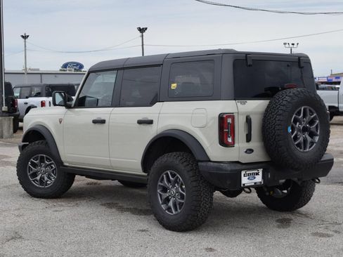 New 2025 Ford Bronco Badlands image 4