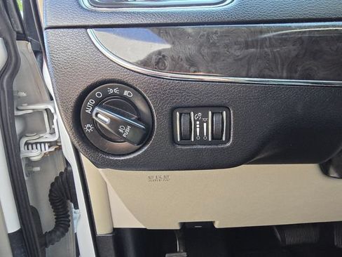 Used 2016 Chrysler Town & Country Touring w/ Driver Convenience Group FWD image 12