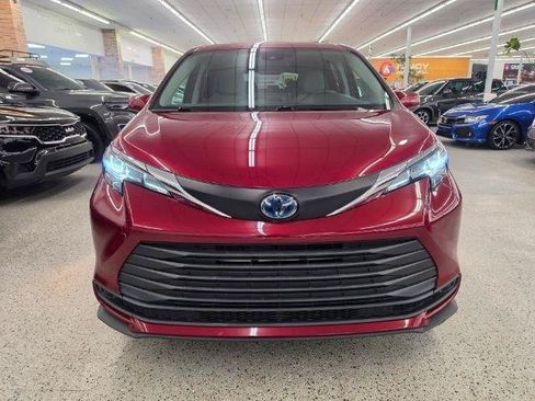 Used 2022 Toyota Sienna LE FWD image 3