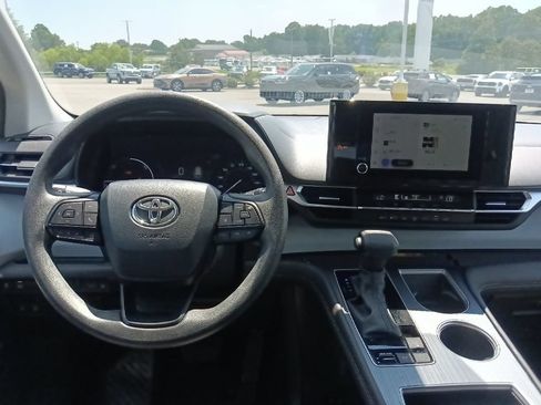 Used 2025 Toyota Sienna LE FWD image 26