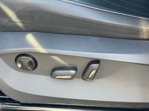 Certified 2024 Volkswagen Tiguan SE image 11