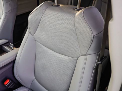 Used 2023 Toyota Sienna Limited image 30