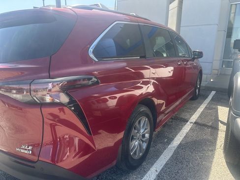 Used 2024 Toyota Sienna XLE w/ XLE Plus Package AWD/4WD image 4