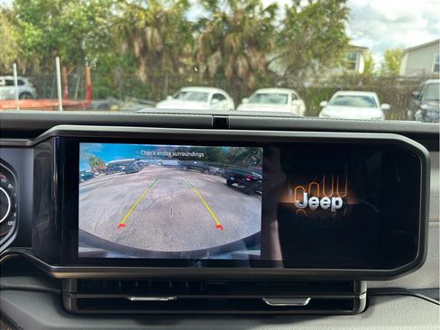 Used 2025 Jeep Wrangler Unlimited Sahara image 25