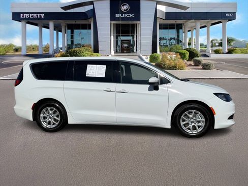 Used 2022 Chrysler Voyager LX FWD image 2