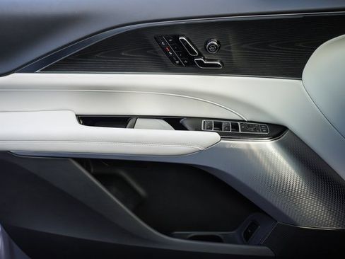 Used 2025 Cadillac Lyriq Luxury image 37