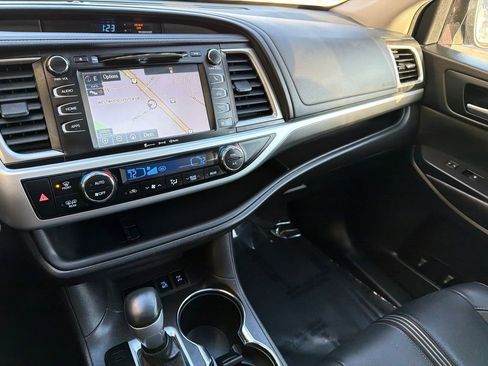 Used 2017 Toyota Highlander SE image 27