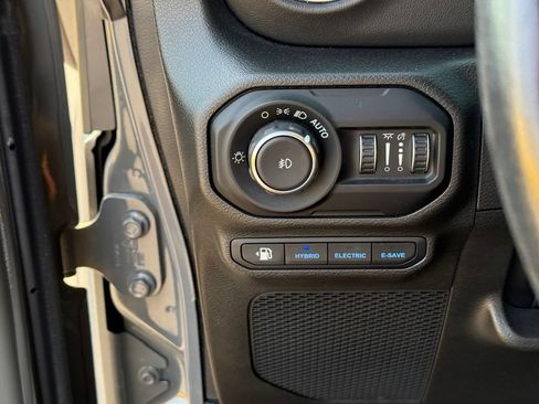 Used 2022 Jeep Wrangler Unlimited Sahara AWD/4WD image 18