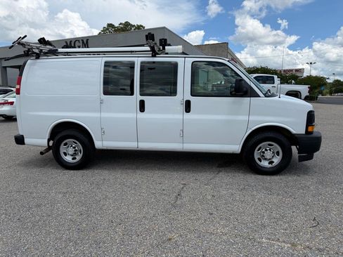Used 2017 Chevrolet Express 2500 RWD image 18