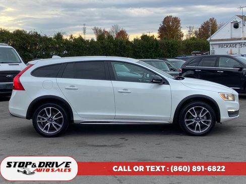 Used 2016 Volvo V60 T5 Cross Country image 6