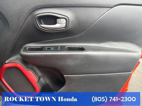 Used 2016 Jeep Renegade Trailhawk AWD/4WD image 14