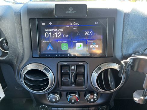 Used 2018 Jeep Wrangler Unlimited Sahara image 16