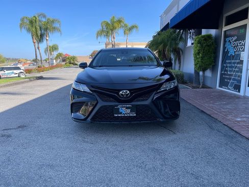 Used 2019 Toyota Camry SE image 2