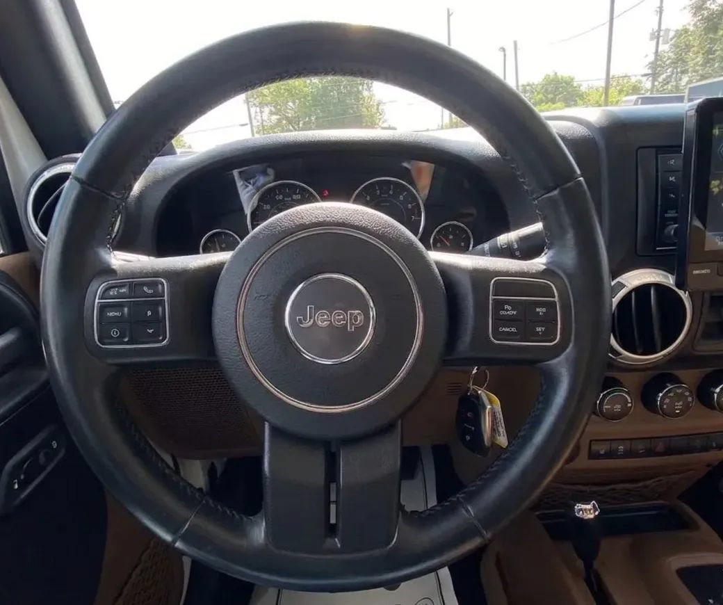 Used 2014 Jeep Wrangler Unlimited Sahara w/ Connectivity Group AWD/4WD image 9