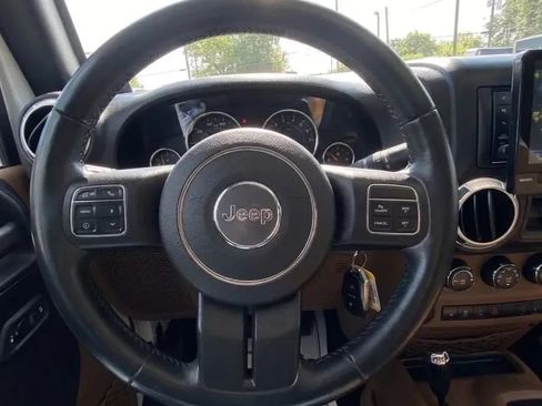 Used 2014 Jeep Wrangler Unlimited Sahara w/ Connectivity Group AWD/4WD image 9