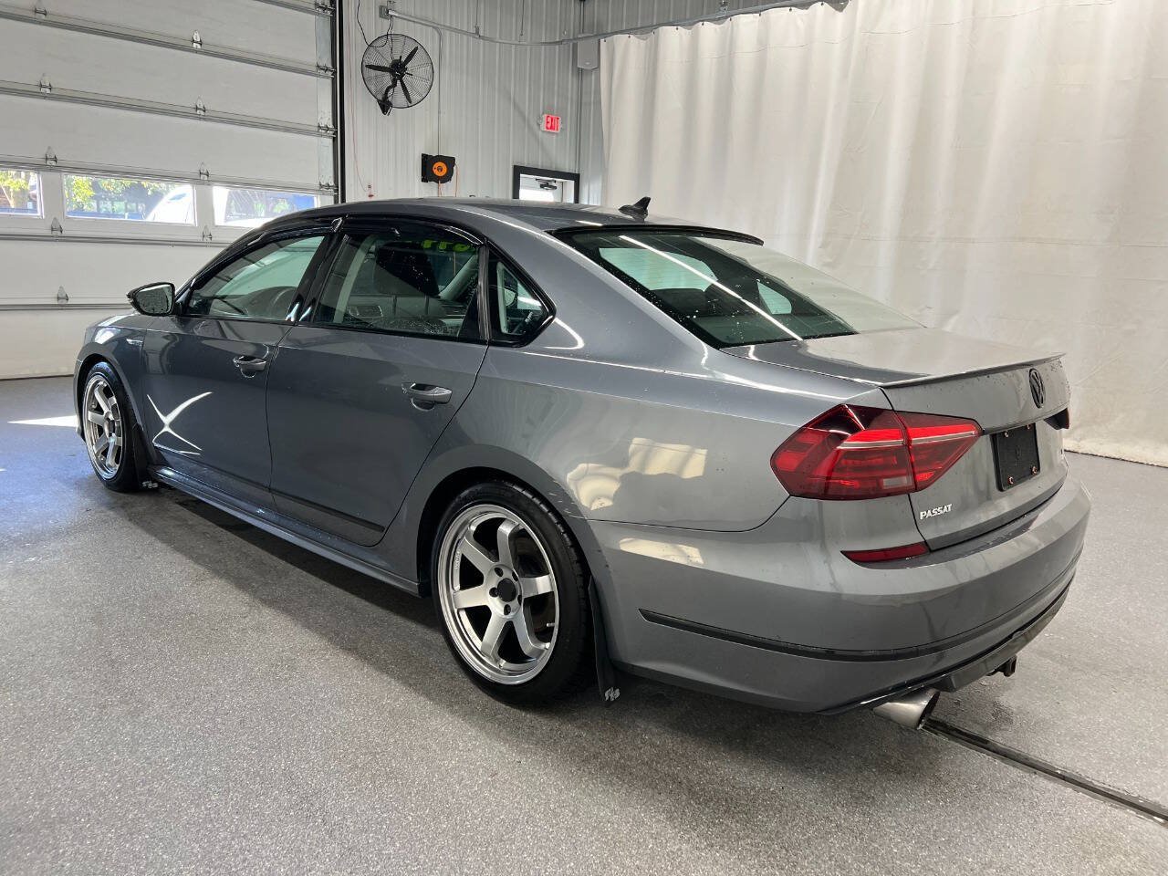 Used 2017 Volkswagen Passat 1.8T R-Line w/ R-Line Lighting Package FWD image 6