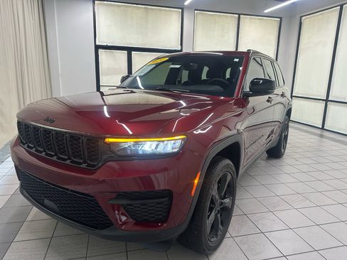 Used 2024 Jeep Grand Cherokee Altitude AWD/4WD image 11