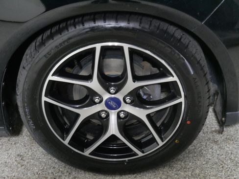 Used 2017 Ford Focus SEL w/ Cold Weather Package FWD image 15