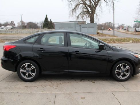 Used 2018 Ford Focus SE w/ SE Appearance Package image 3