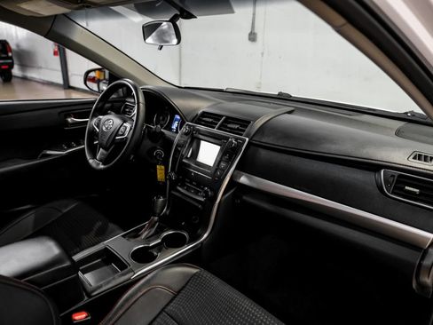 Used 2015 Toyota Camry SE FWD image 12